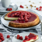 Leckerer Vanille-Cheesecake mit Himbeer-Topping.